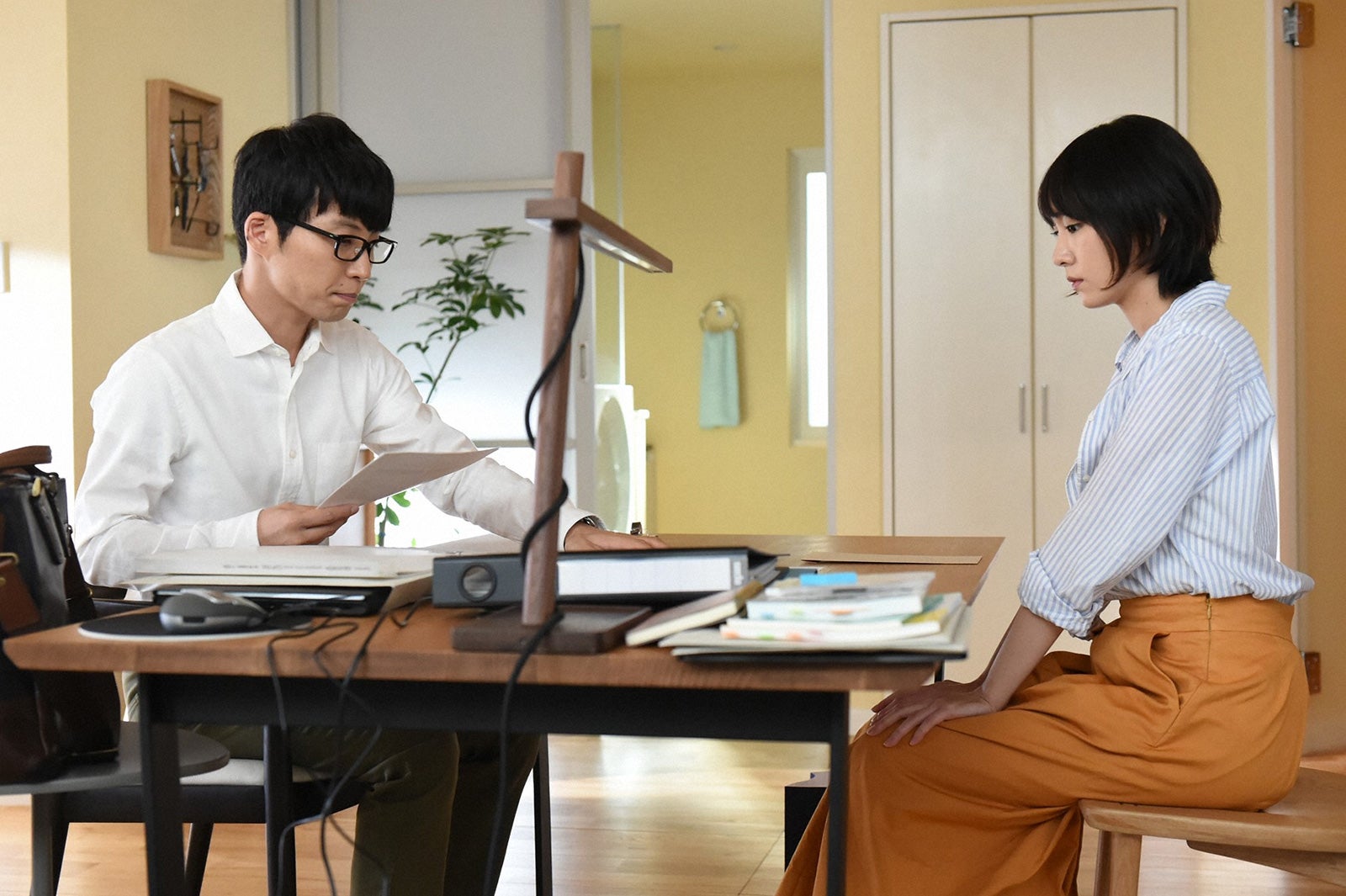 星野源、新垣結衣「逃げるは恥だが役に立つ」第1話・場面カット（C）TBS