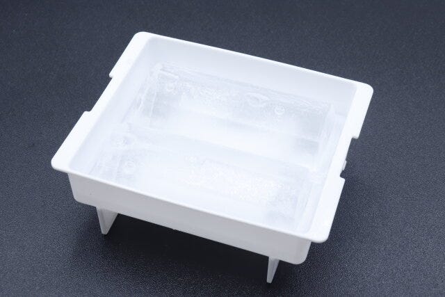ダイソーのドリンクボトル用のアイストレーで作った氷
