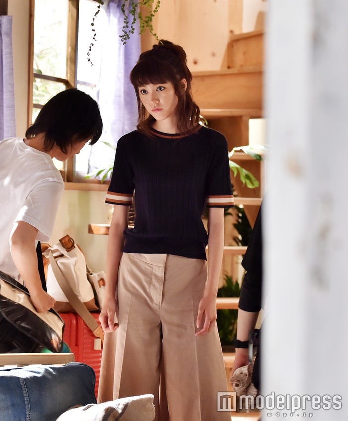 流行のスカンツを着こなす美咲。ドラマは彼女のファッションにも注目したい!(C)モデルプレス