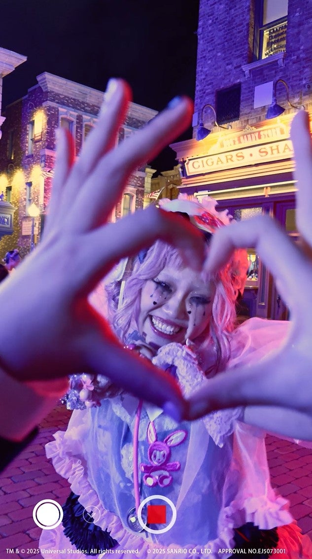 ののちをハートで囲んで写真を撮る様子／画像提供：ユニバーサル・スタジオ・ジャパン