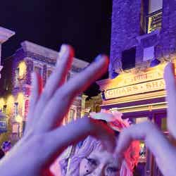 ののちをハートで囲んで写真を撮る様子/画像提供:ユニバーサル・スタジオ・ジャパン