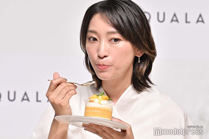 スイーツを食べる杏(C)モデルプレス