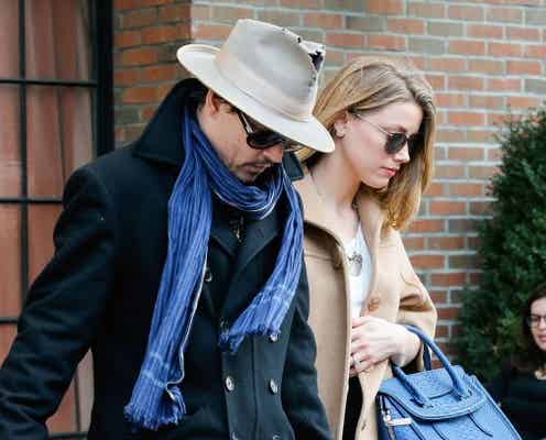 ジョニー・デップ、婚約者アンバーと青でコーディネイト