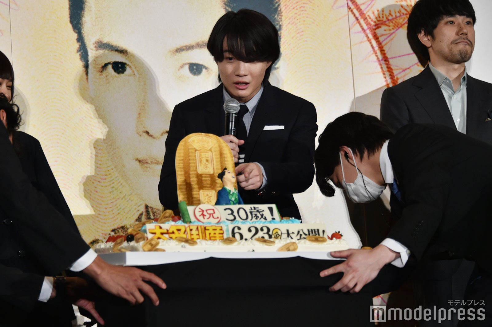 「大名倒産」モチーフのバースデーケーキに感激する神木隆之介、バースデーケーキを見ない松山ケンイチその2（C）モデルプレス