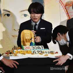 「大名倒産」モチーフのバースデーケーキに感激する神木隆之介、バースデーケーキを見ない松山ケンイチその2（C）モデルプレス