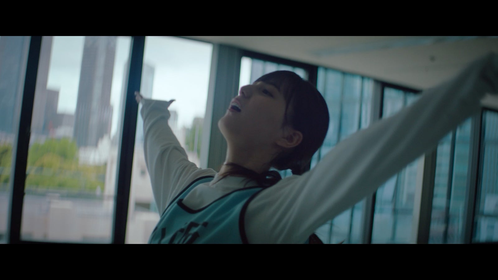 小坂菜緒／コンセプトムービー「推せる自分で、会いに行こう。」より（提供写真）