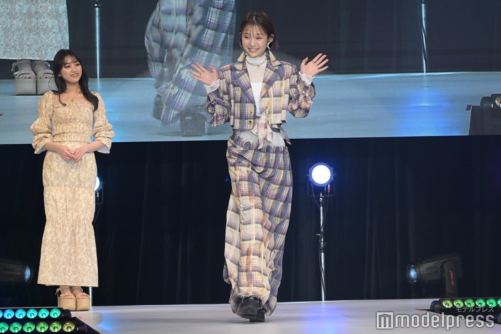 香音、桃果（C）モデルプレス