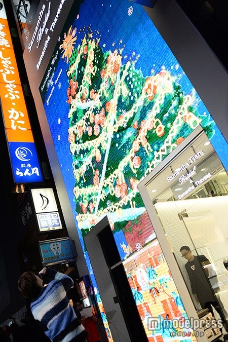 クリスマスツリーを見上げる岩田剛典