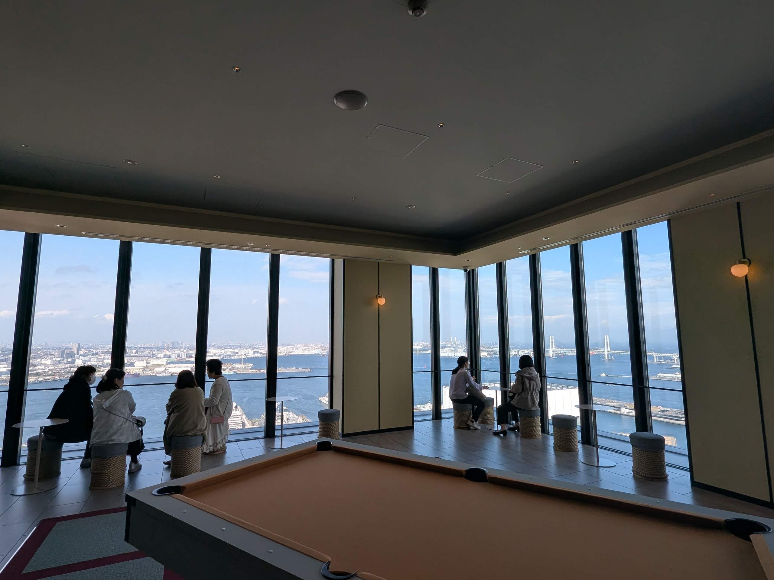 OMOベースは、360度回遊ができ空からの絶景と各所でさまざまなアクティビティが楽しめる。宿泊者は24時間利用可。手前にあるのはビリヤード台