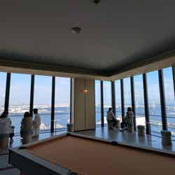 OMOベースは、360度回遊ができ空からの絶景と各所でさまざまなアクティビティが楽しめる。宿泊者は24時間利用可。手前にあるのはビリヤード台