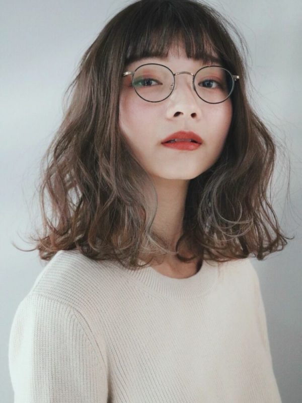 メガネが似合うセミロングの髪型特集 組み合わせでおしゃれを演出するヘアスタイル モデルプレス