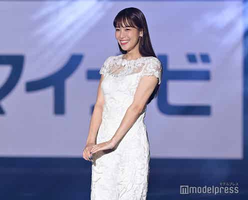 鷲見玲奈、デコルテ透けワンピース姿で爽やか笑顔 EXITとランウェイ<TGC2021 S/S>