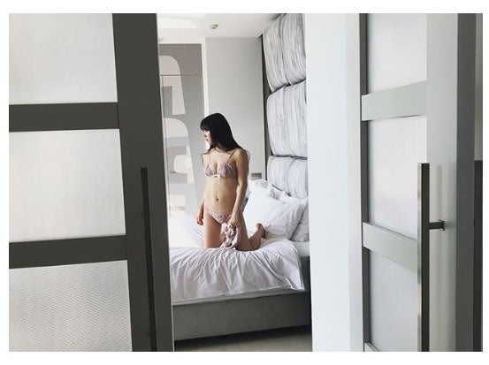 NMB48白間美瑠の色気溢れる美ボディに釘付け　ベッドの上でランジェリー姿を披露