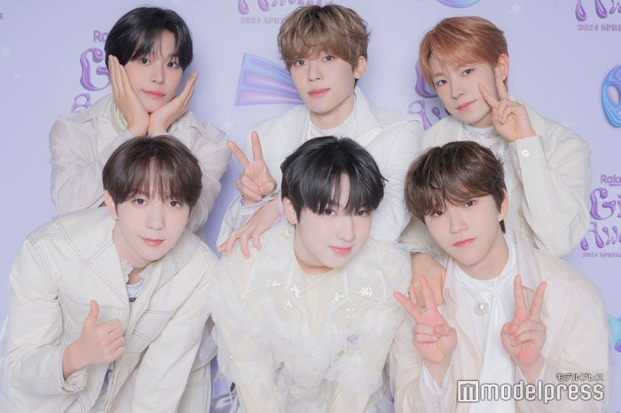 NCT WISH(上段左から)リク、シオン、ユウシ(下段左から)リョウ、サクヤ、ジェヒ(C)モデルプレス