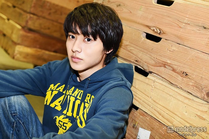 モデルプレスの取材に応じた山崎賢人