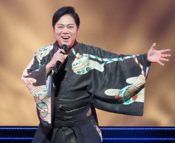 三山ひろし 三波春夫さんから譲り受けた着物でけん玉とラップを披露