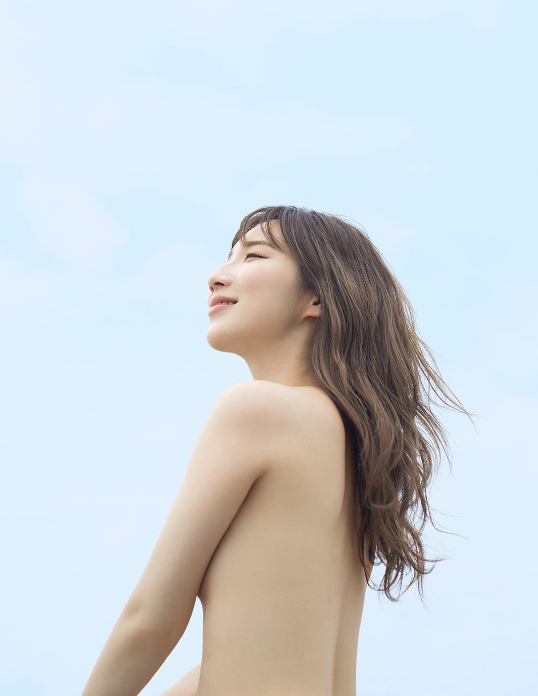 ファーストサマーウイカ、美背中＆ランジェリー姿を大胆披露