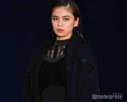 E-girls佐藤晴美、太ももチラリ オールブラックコーデでオーラ放つ<GirlsAward 2019 A/W>