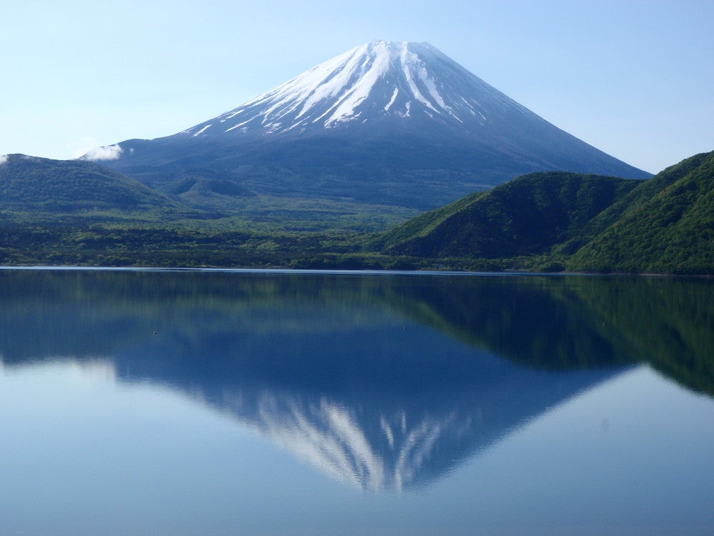 水面に富士山の姿が映り込み逆さ富士が見られることも（提供画像）