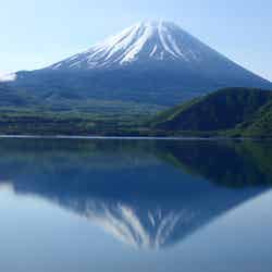 水面に富士山の姿が映り込み逆さ富士が見られることも(提供画像)