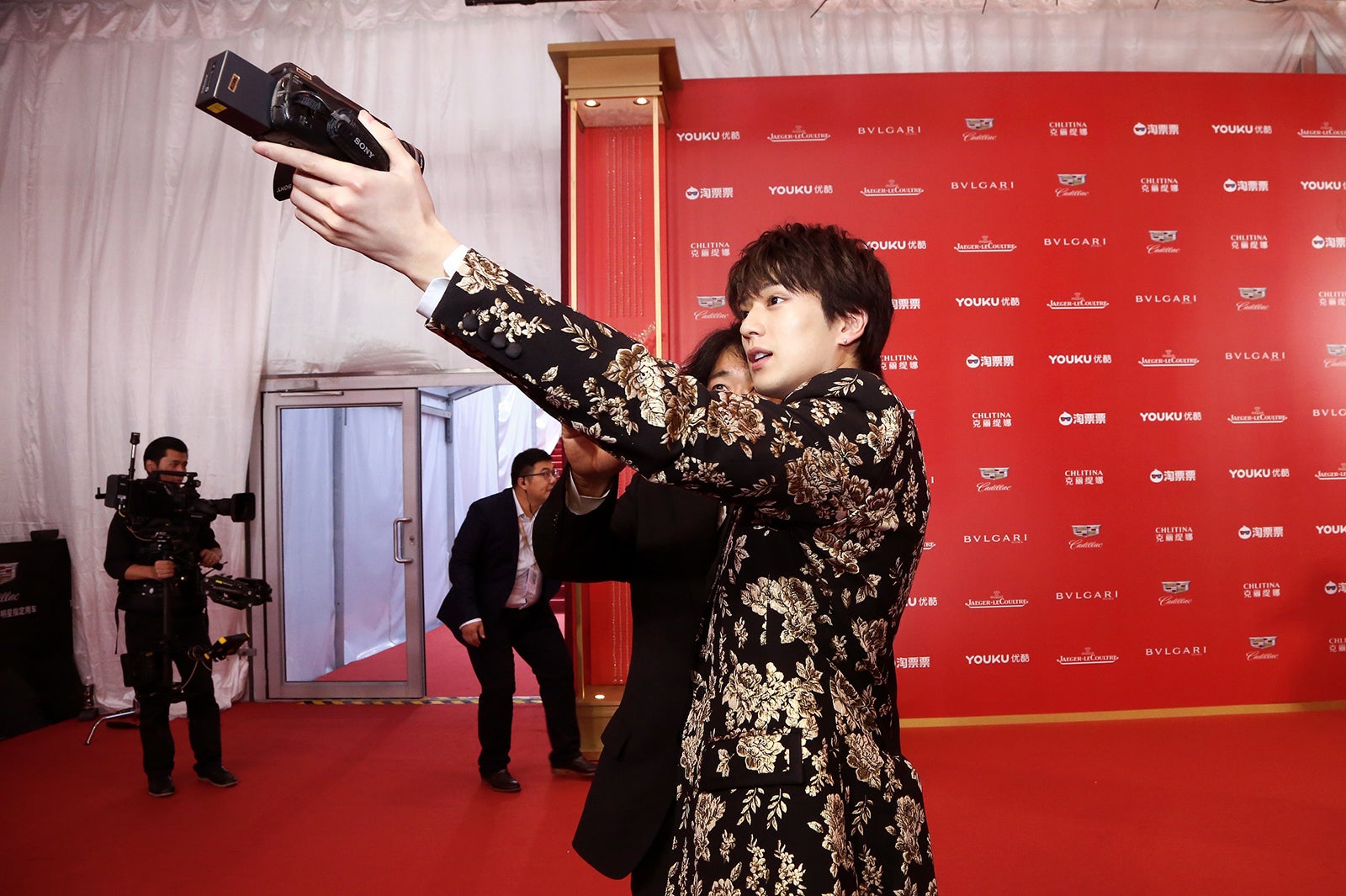 自撮りする新田真剣佑 （C）2018「OVER DRIVE」製作委員会