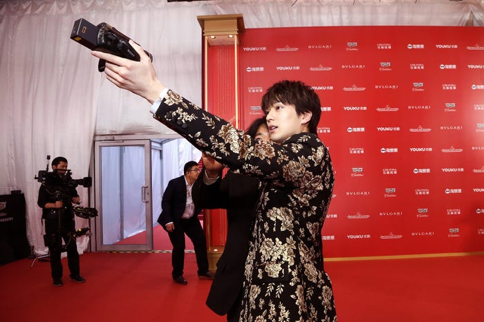 自撮りする新田真剣佑 (C)2018「OVER DRIVE」製作委員会