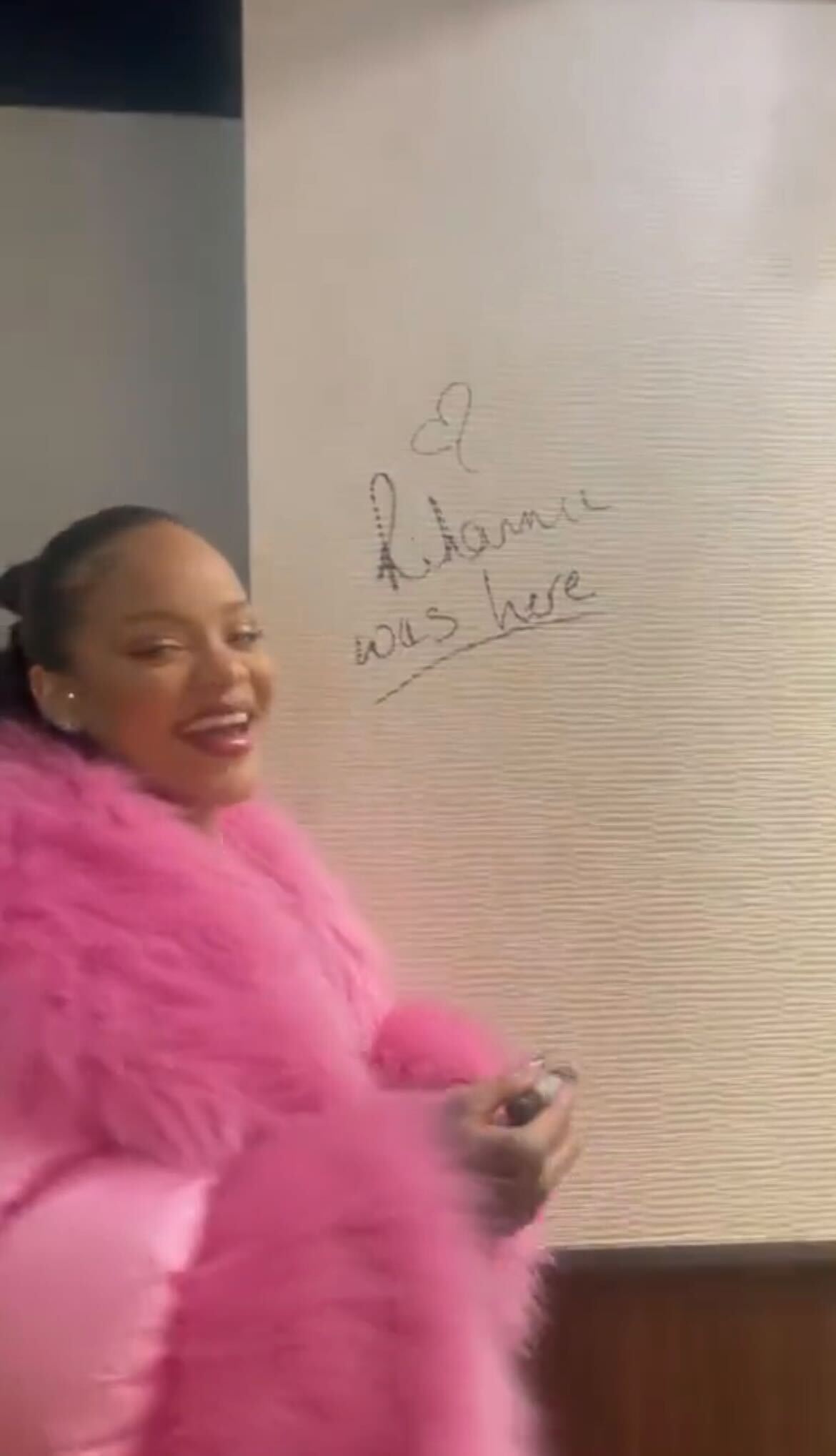 妊娠中のリアーナ来日 行きつけ“一風堂”で神対応