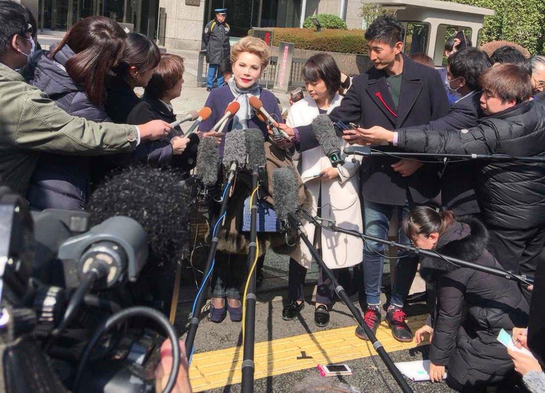 公判後取材に応じたデヴィ夫人（提供写真）