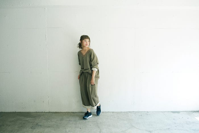 手首や足首を出して華奢な女の子感を演出