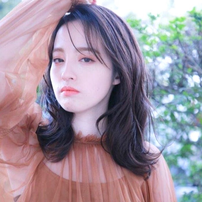 セミロングパーマ 前髪なしのスタイル集 大人の魅力がグンっと上がるおすすめヘア モデルプレス セミロングパーマ 前髪なしのスタイル集 大人の魅力がグンっと上がるおすすめヘア モデルプレス