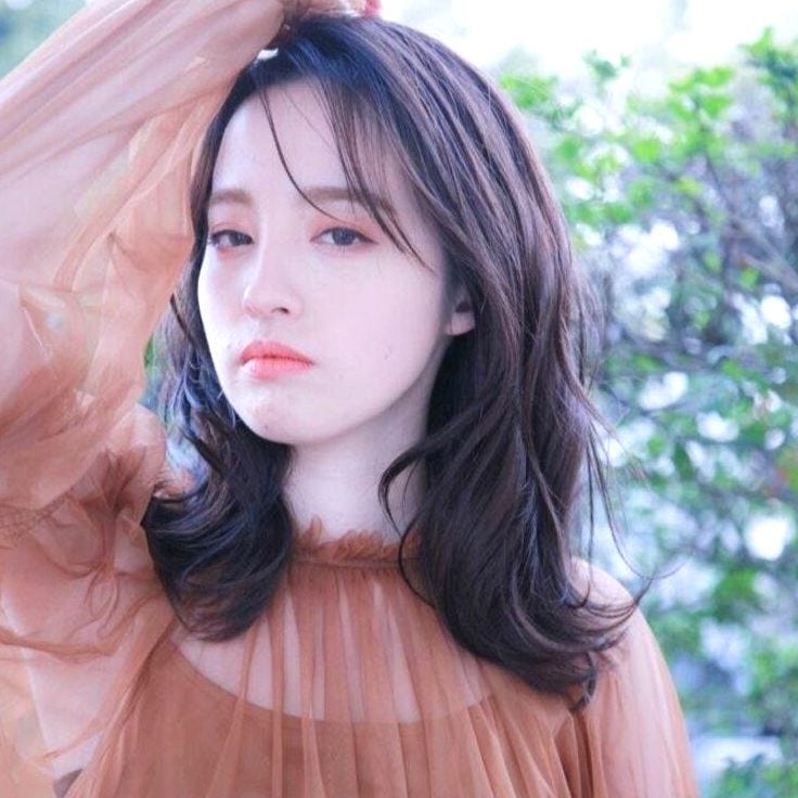 セミロングパーマ 前髪なしのスタイル集 大人の魅力がグンっと上がるおすすめヘア モデルプレス セミロングパーマ 前髪なしのスタイル集 大人の魅力がグンっと上がるおすすめヘア モデルプレス