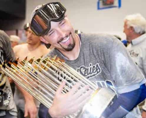 「由伸も彼女みたいな抱きつき方しててw」スネルが大好き山本由伸と歓喜の2ショ「良いお兄ちゃん感ある」