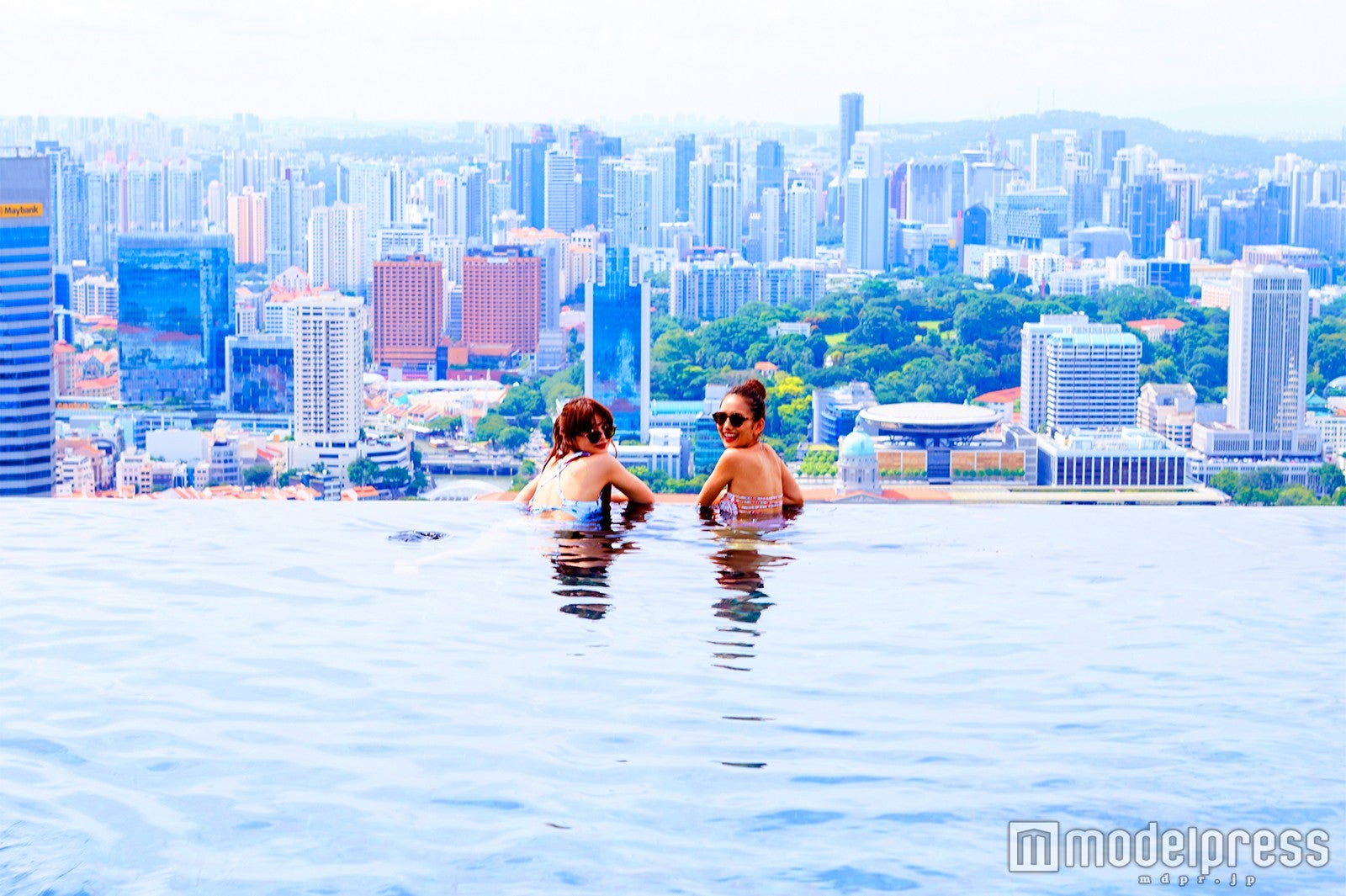 マリーナベイ・サンズ／左から：村田倫子、武智志穂（C）モデルプレス