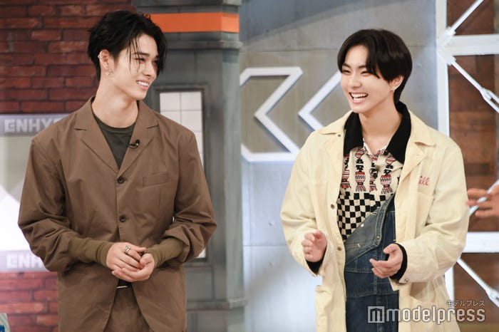 笑い合うNI-KI(ニキ)、JUNGWON(ジョンウォン)(C)モデルプレス