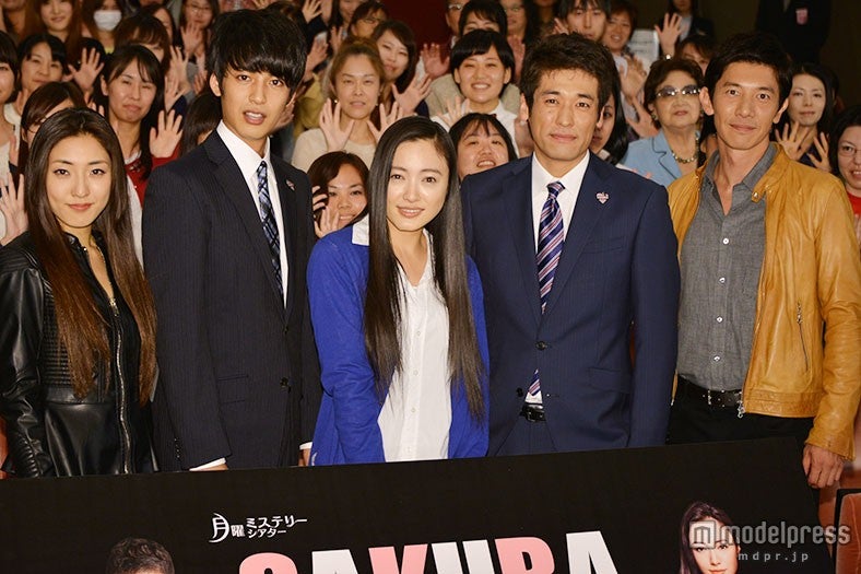 （左から）文音、大野拓朗、仲間由紀恵、佐藤隆太、森岡豊