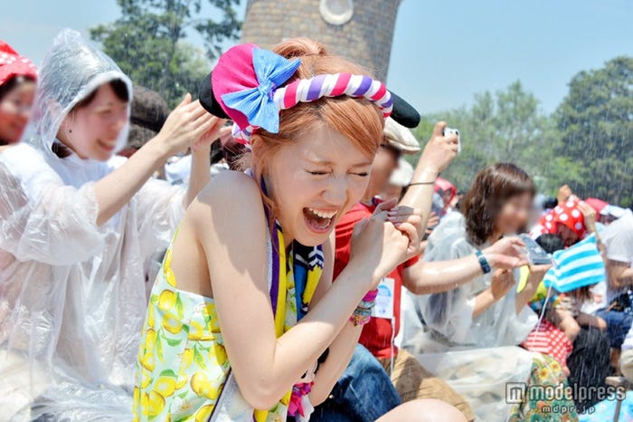 びしょ濡れになるのも醍醐味!/モデル:河西里音