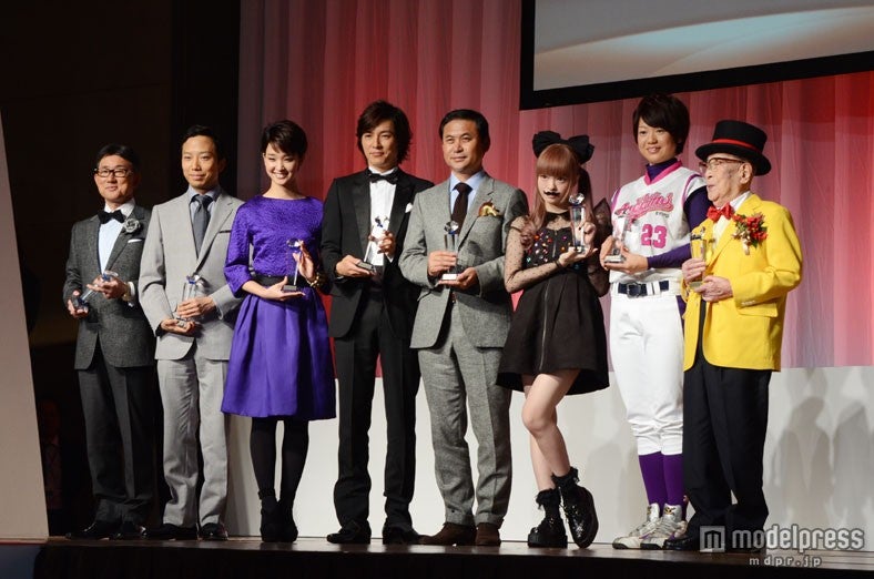 「第41回ベストドレッサー賞」受賞者（左から）日本株式会社代表取締役兼CEO高岡浩三氏、市川猿之助、剛力彩芽、藤木直人、なでしこジャパン佐々木則夫監督、川端友紀選手、曻地三郎氏