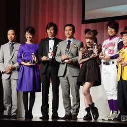 「第41回ベストドレッサー賞」受賞者(左から)日本株式会社代表取締役兼CEO高岡浩三氏、市川猿之助、剛力彩芽、藤木直人、なでしこジャパン佐々木則夫監督、川端友紀選手、曻地三郎氏