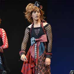 「TOPCOAT COLLECTION」で女装を披露した松坂桃李