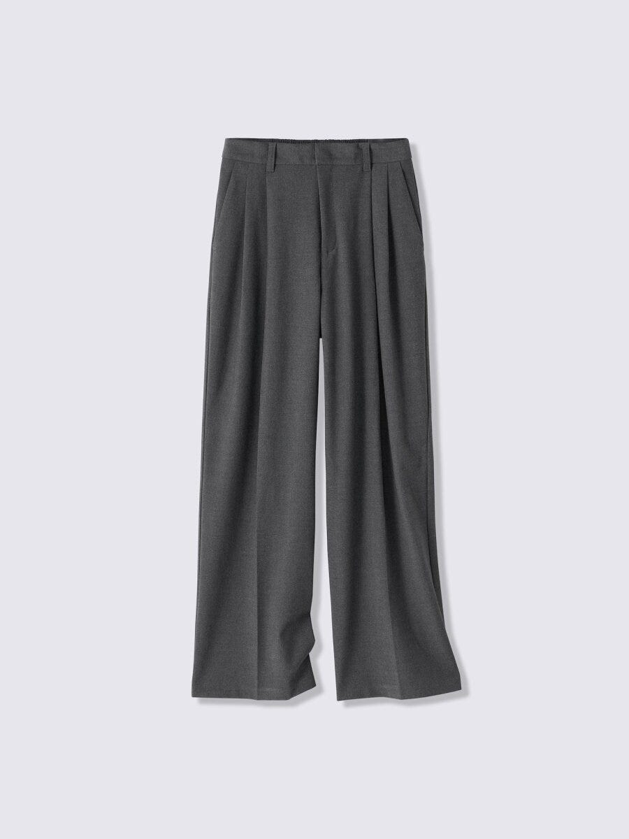 ダークグレーのタック入りワイドパンツの平置き