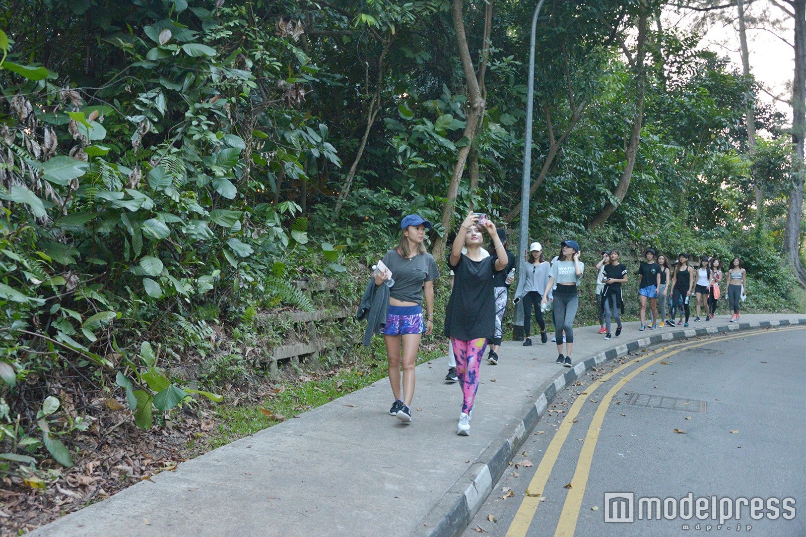 ウォーキングの様子 （C）モデルプレス