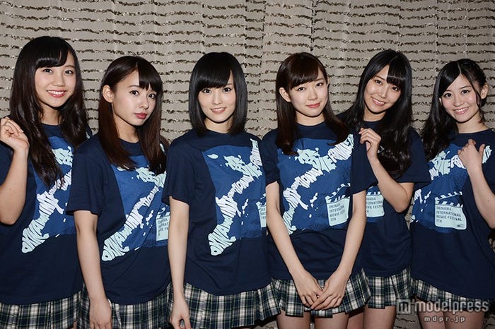 卒業の実感がわかないと語る山田菜々(写真左から2番目)