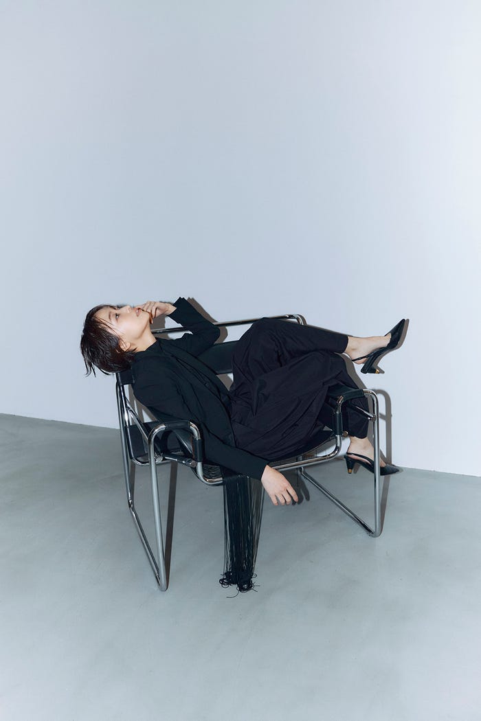 渡邊渚最新ビジュアル撮影:(C)RIKKI UENO/ヘアメイク:辻村 友貴恵(ende)/スタイリスト:津野真吾(impiger)