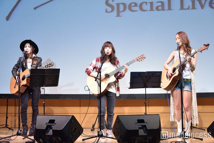 (左から)新山詩織、藤原さくら、Leola(C)モデルプレス