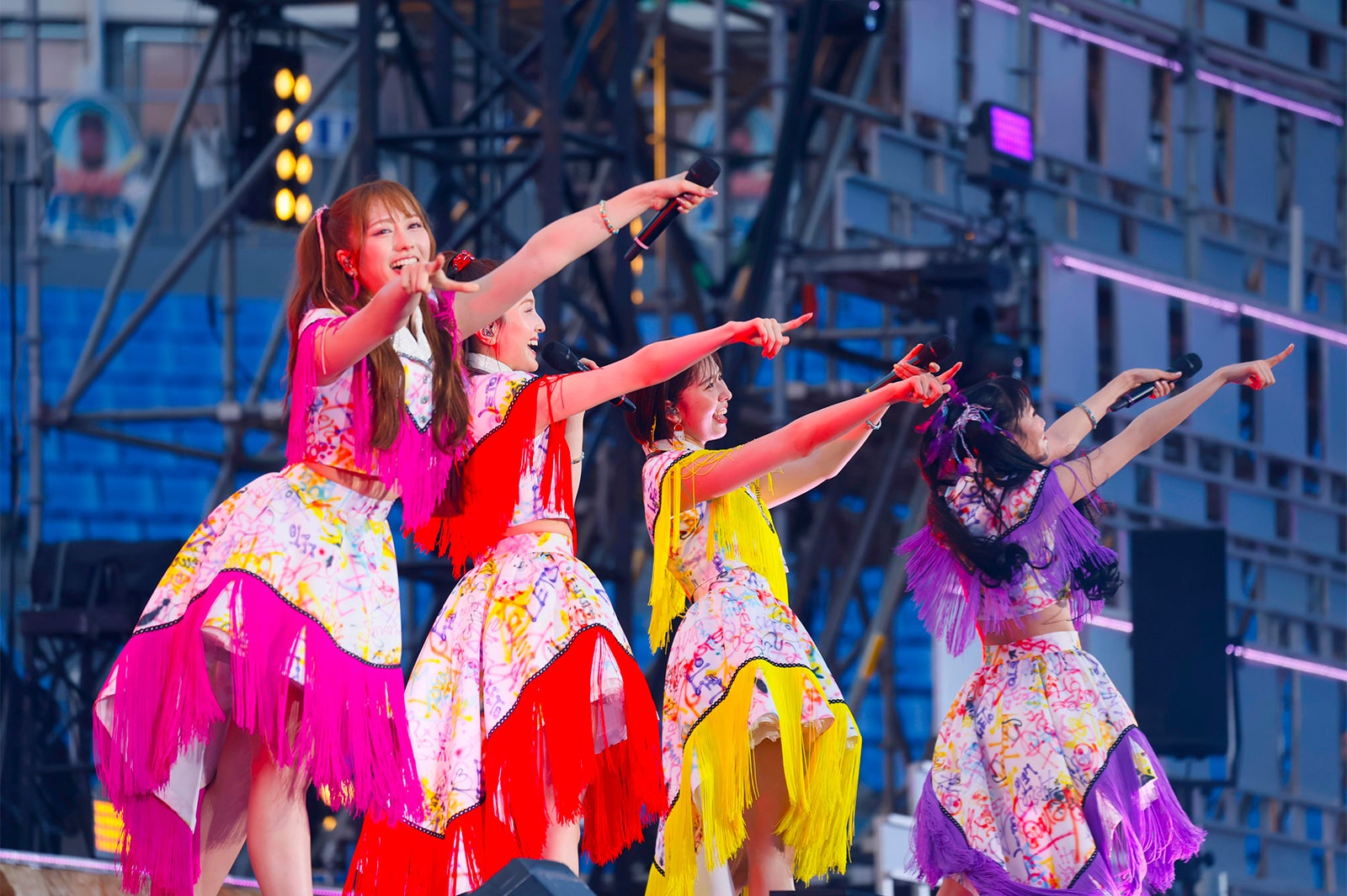 ももクロ、3年ぶり「夏のバカ騒ぎ」でモノノフ熱狂 野外でキャノン砲