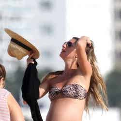 マイアミビーチでパパラッチされたジゼル・ブンチェン。妊娠中でも絵になるポージングは姿勢のよさがポイント!?　Photo:AKM Images/アフロ