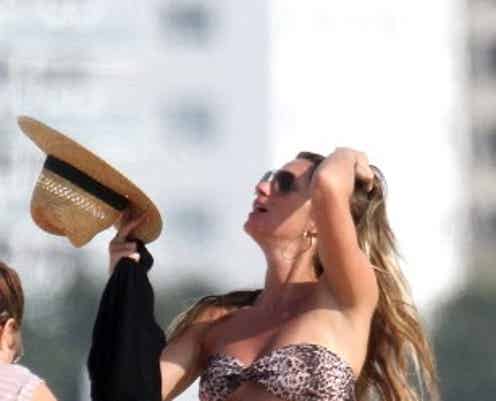 来月出産予定!? スーパーモデルのジゼル・ブンチェン、ビキニで大きなお腹を披露