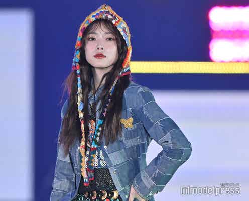 櫻坂46田村保乃、シースルーから美脚チラリ カラフルコーデ着こなし【GirlsAward 2024AW】