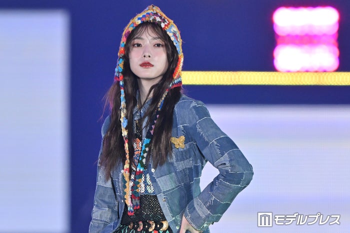 櫻坂46田村保乃、シースルーから美脚チラリ カラフルコーデ着こなし【GirlsAward 2024AW】