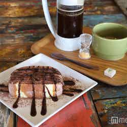 ほろ苦いコーヒーと塩チョコレート生ロールケーキの甘さがベストマッチ（C）モデルプレス